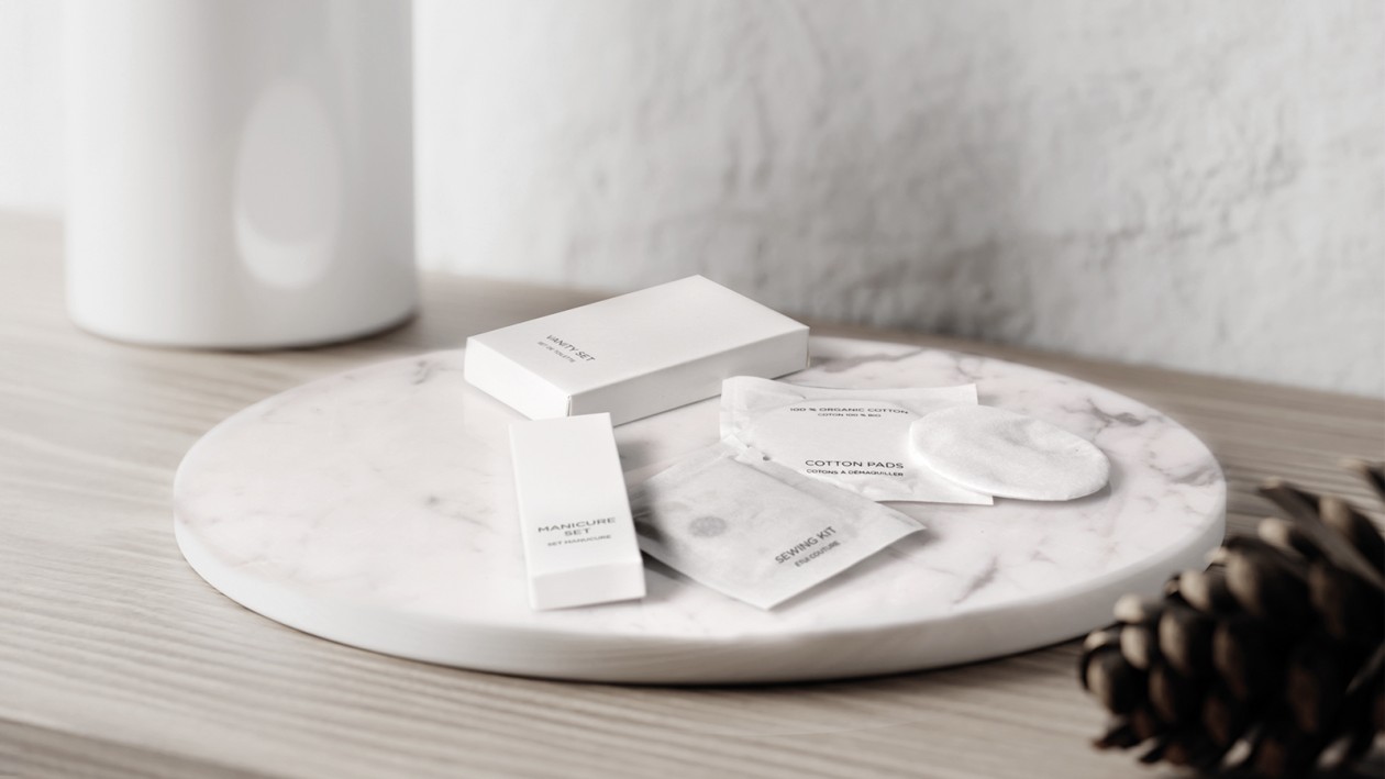 Colecciones Velvet y Doux de amenities para hoteles premium en bandeja elegante.