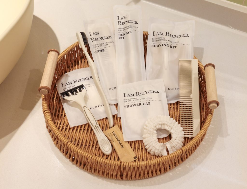 Colecciones articulos de amenities para hoteles premium en cesta elegante.