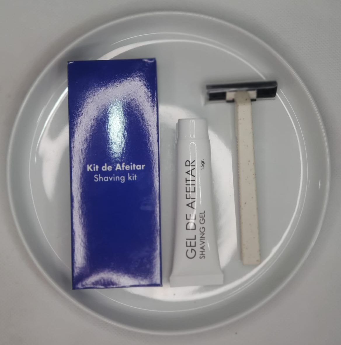 Kit de afeitado para hotel de alta calidad con rasuradora y crema en empaque individual azul.