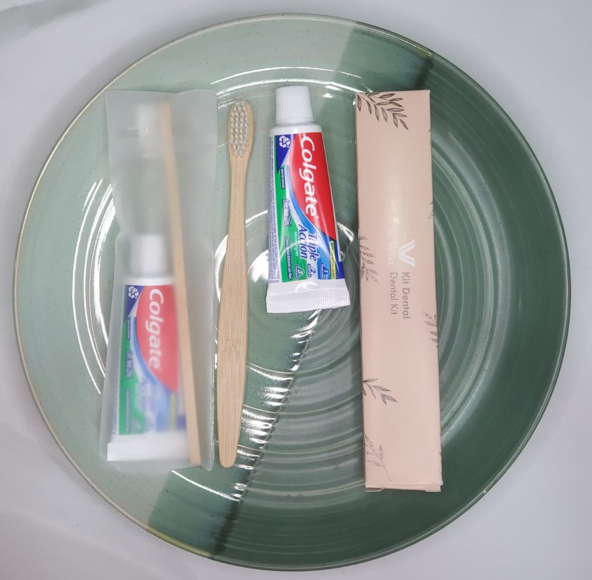 Kit dental ecológico con cepillo de bambú y pasta dental en presentación individual.