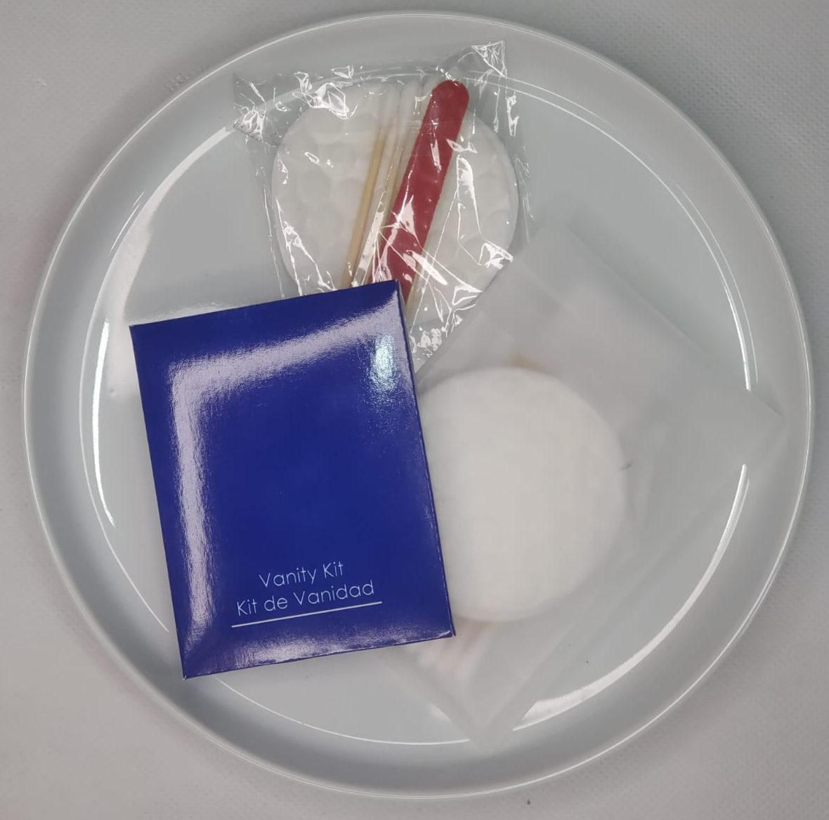 Kit dental para hotel de alta calidad con cepillo de dientes y pasta dental en empaque azul.